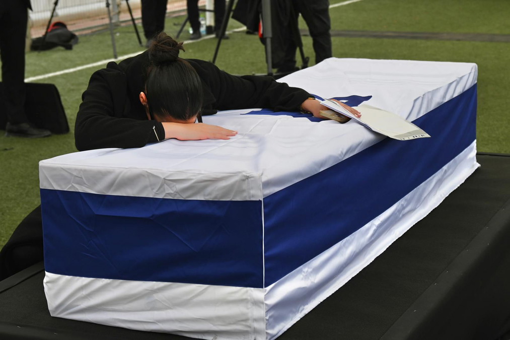 האם נשברה: "אתה עם המלאכים", האב צמרר: "חסר כל שניה", האח: "גאה בך" | תיעוד מהלווית רן גואילי
