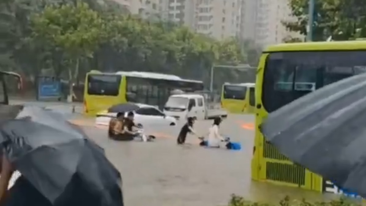 סופת גשמים היסטורית פוגעת בבייג'ינג: שליש מהגשם השנתי צפוי לרדת תוך שש שעות!