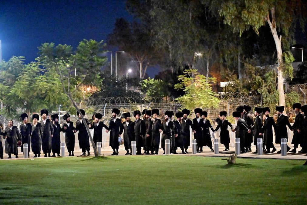 המחאה מחריפה: רבבות חסידי גור יפגינו מחר מול חומות הכלא הצבאי | כיכר השבת